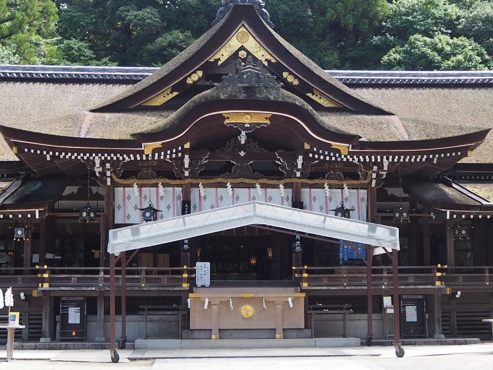 A wide front view of the haiden at Omiwa Shrine, with Mount Miwa rising behind