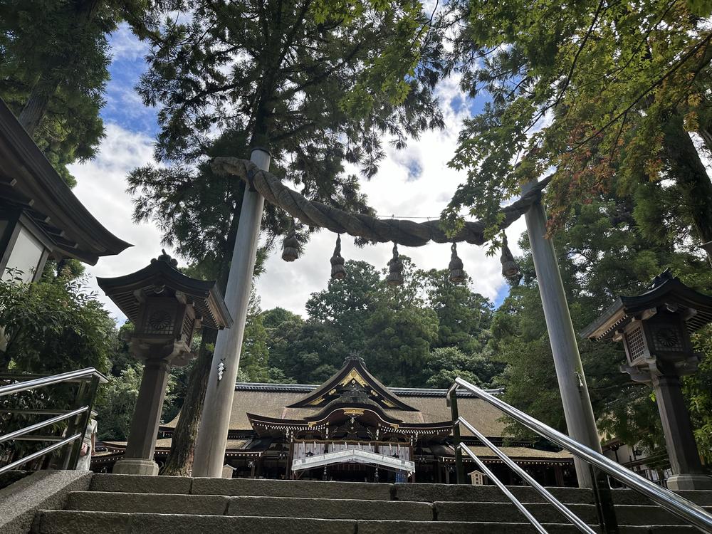 The Edo-period haiden of Omiwa Shrine framed by the great shimenawa