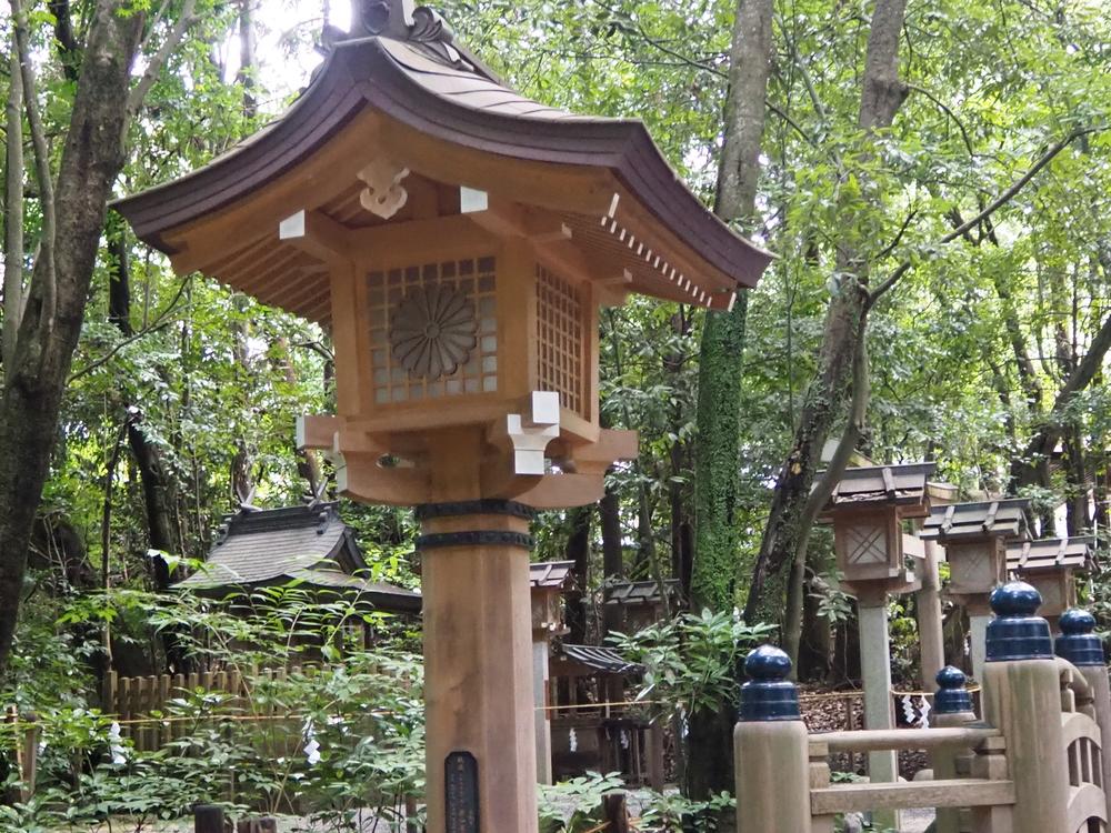 A wooden lantern with chrysanthemum carving on the Omiwa Shrine approach