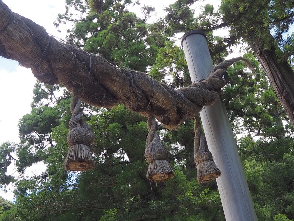 The massive shimenawa rope at the entrance to Omiwa Shrine's inner precinct