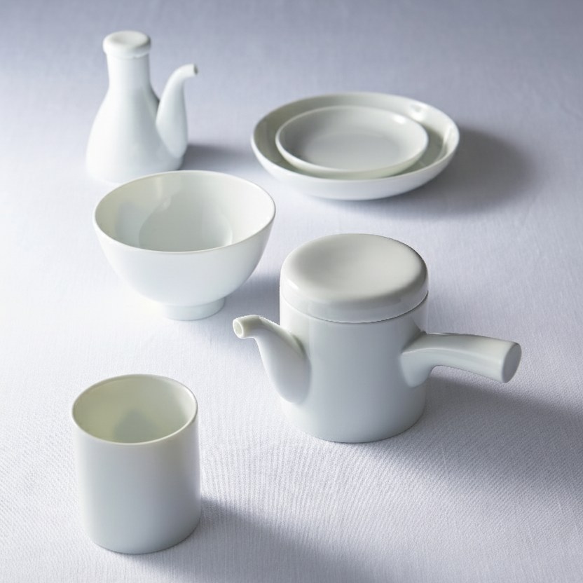 Sori Yanagi Japanese tableware in white porcelain: teapot, teacup, rice bowl, soy sauce pitcher and plates